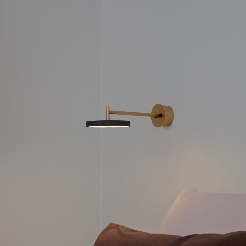 Asteria Wall væglampe, sort og messing • UMAGE