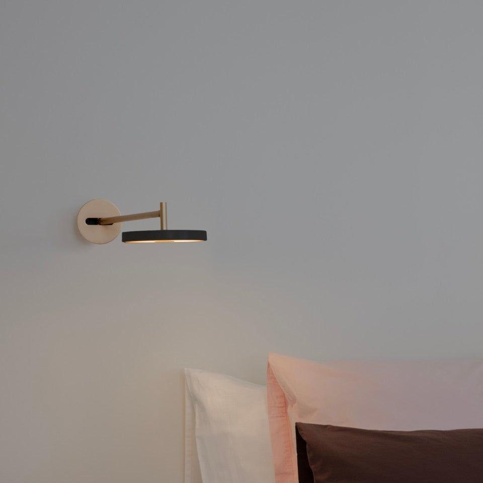 Asteria Wall væglampe, sort og messing • UMAGE
