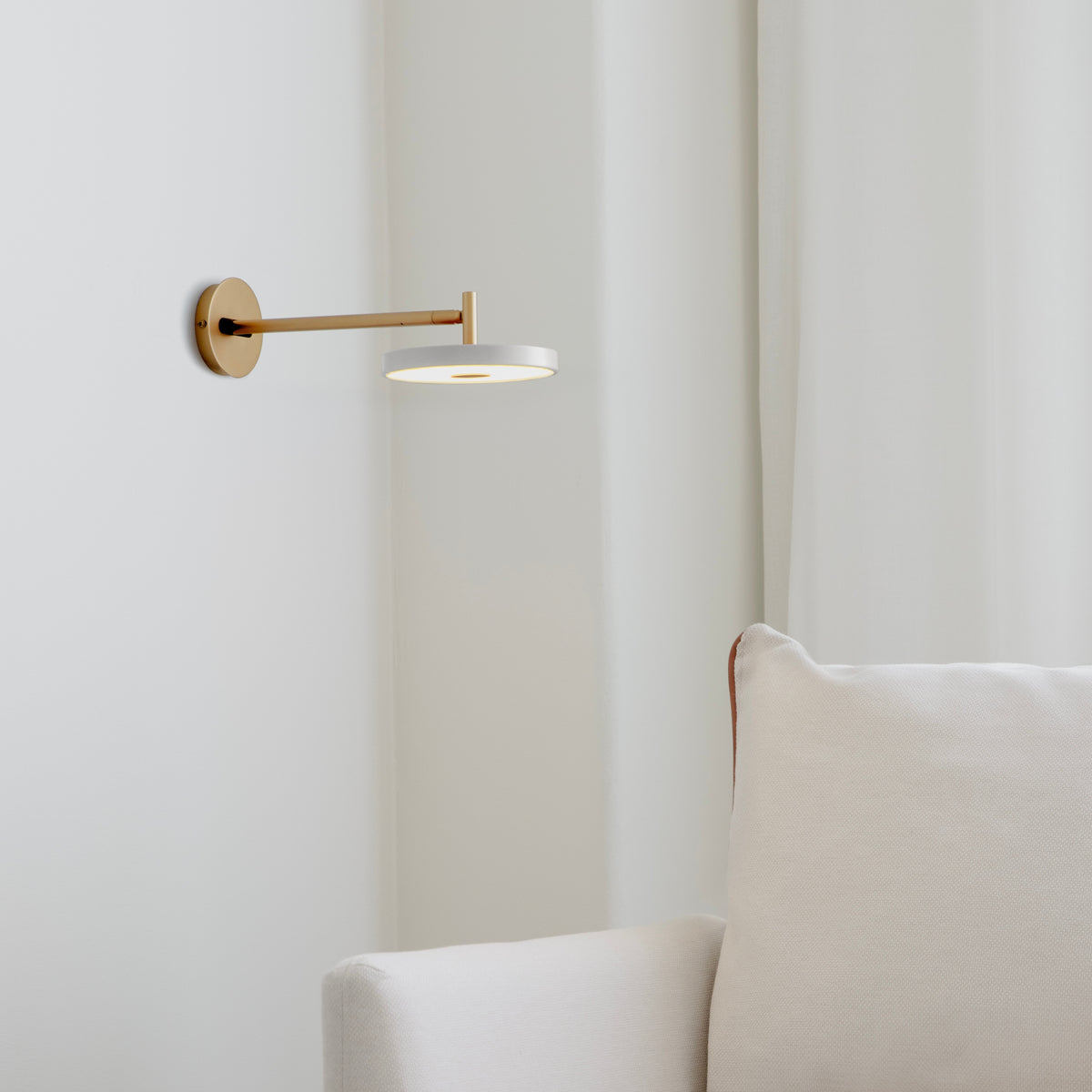Asteria Wall væglampe (med hardwire add on), lysegrå (mist) og messing • UMAGE - Copenhagenhomedesign