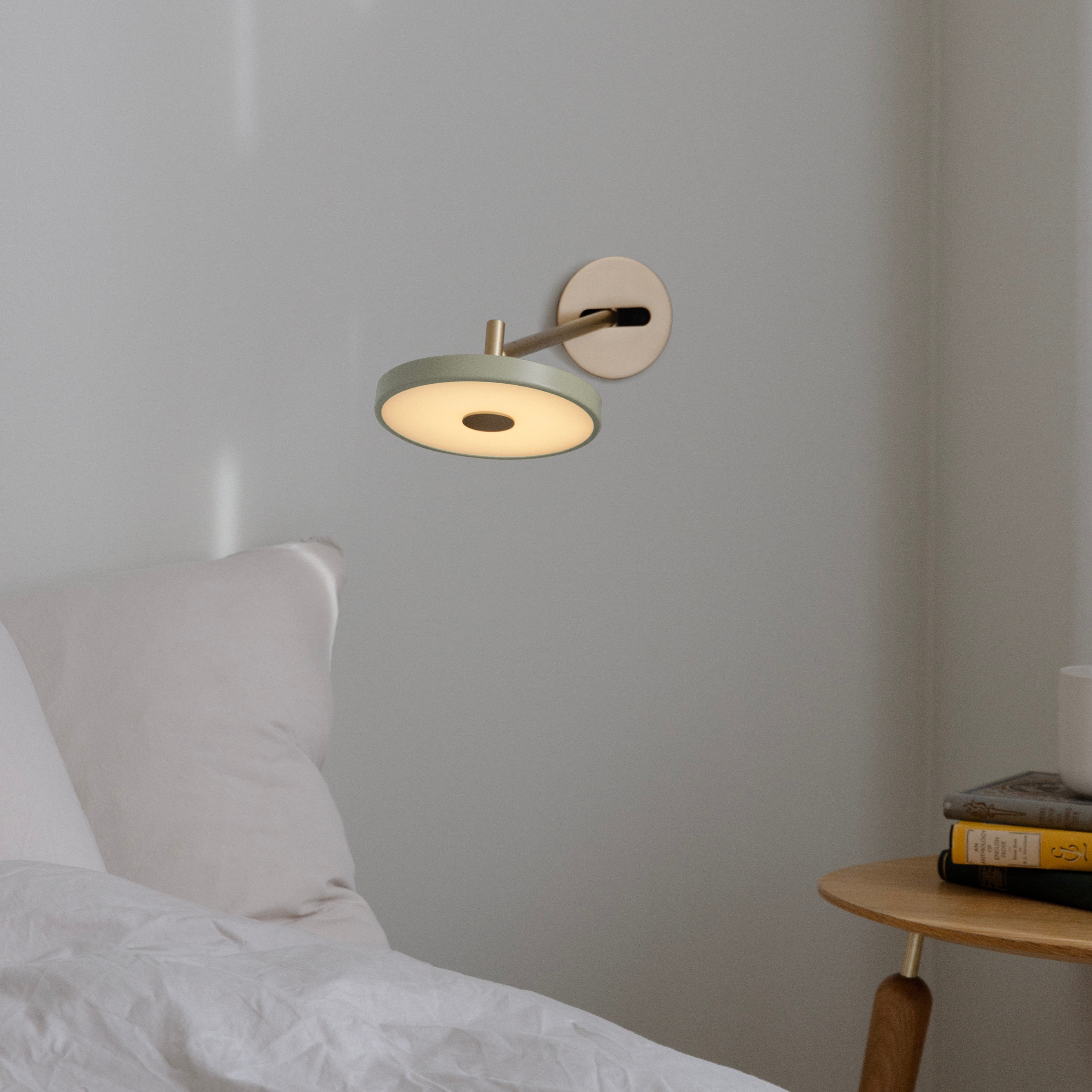 Asteria Wall væglampe (med hardwire add on), oliven og messing • UMAGE