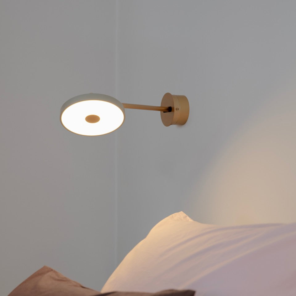 Asteria Wall væglampe, lysegrå (mist) og messing • UMAGE