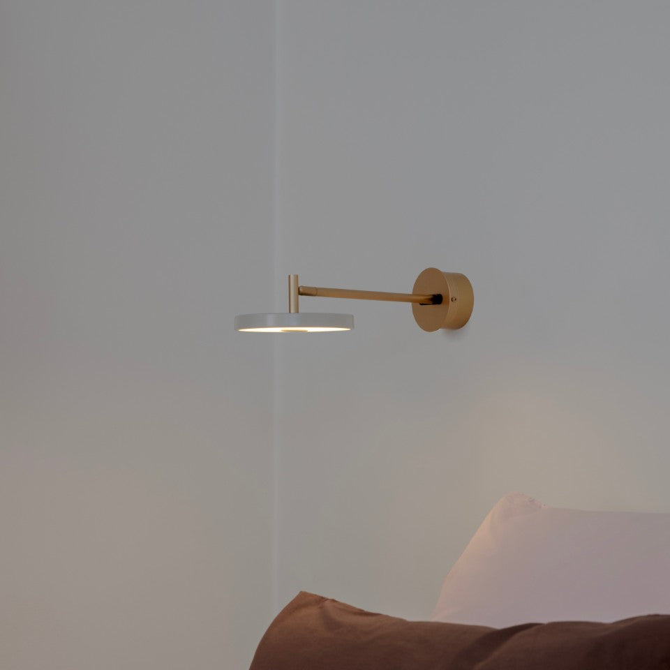 Asteria Wall væglampe, lysegrå (mist) og messing • UMAGE