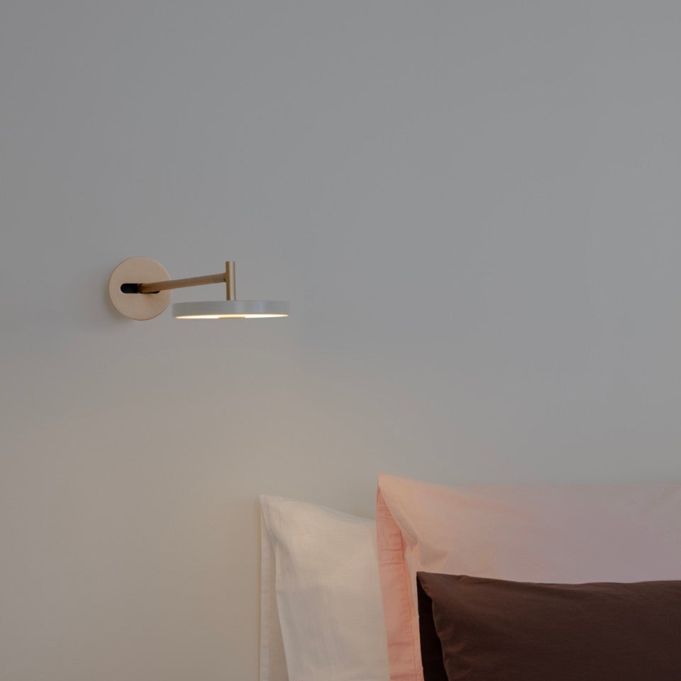 Asteria Wall væglampe, lysegrå (mist) og messing • UMAGE