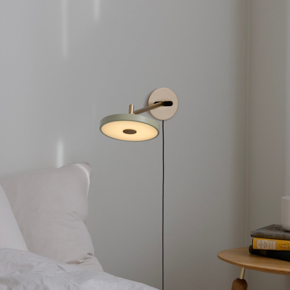Asteria Wall væglampe, oliven og messing • UMAGE