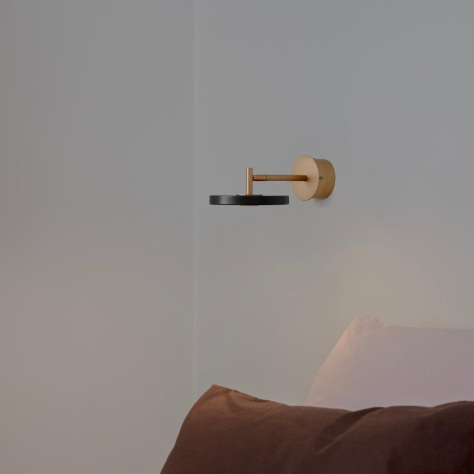 Asteria Wall væglampe (med hardwire add on), sort og messing • UMAGE