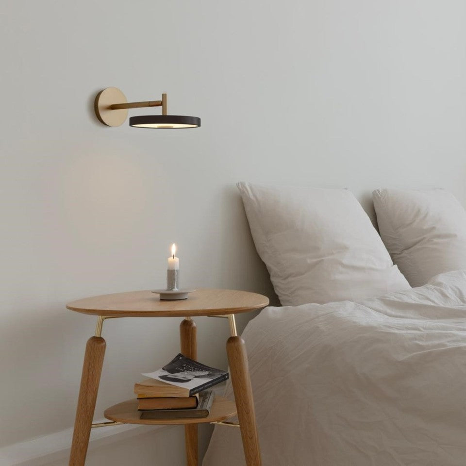 Asteria Wall væglampe (med hardwire add on), sort og messing • UMAGE