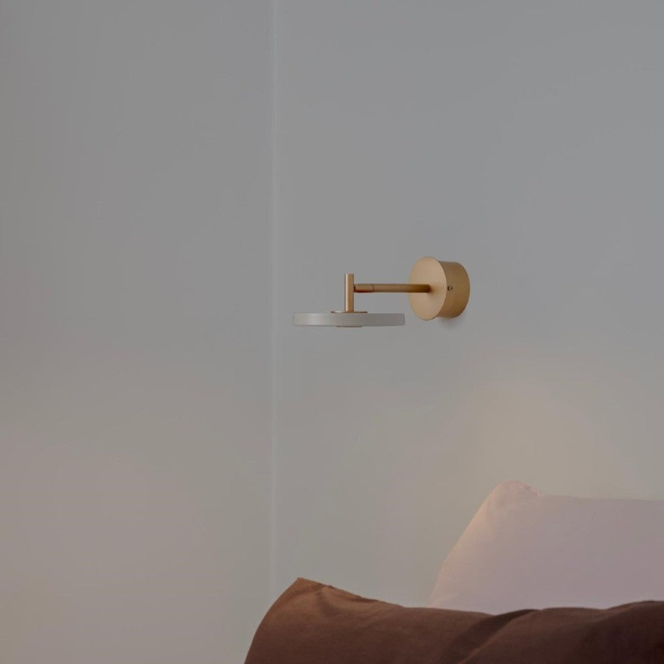 Asteria Wall væglampe (med hardwire add on), lysegrå (mist) og messing • UMAGE