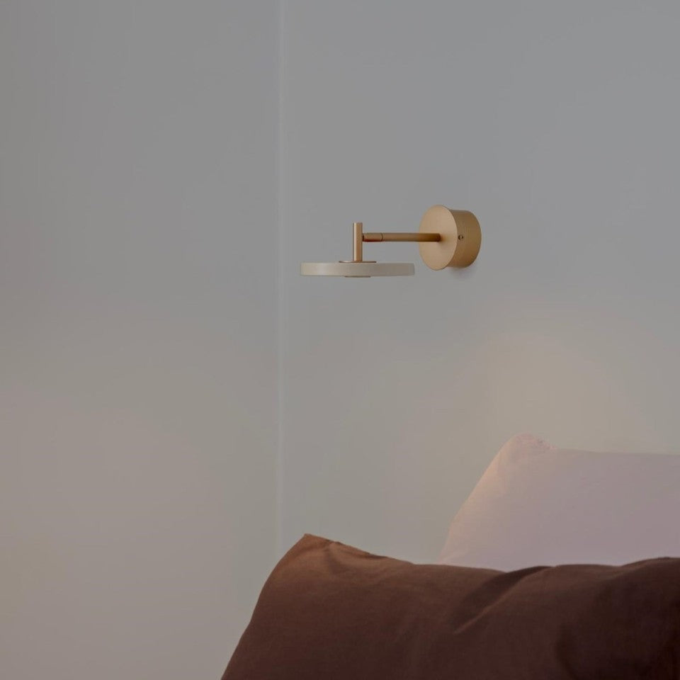 Asteria Wall væglampe (med hardwire add on), hvid og messing • UMAGE