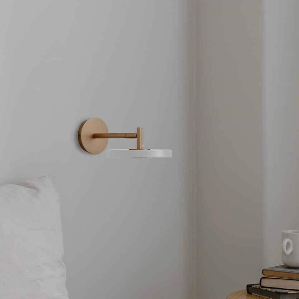 Asteria Wall væglampe (med hardwire add on), hvid og messing • UMAGE