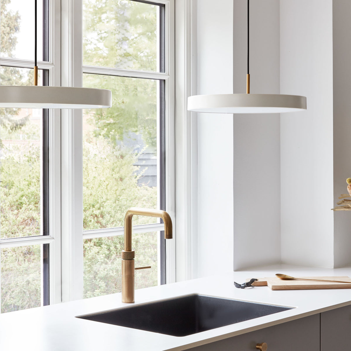 Asteria pendel, hvid og messing • UMAGE - Copenhagenhomedesign