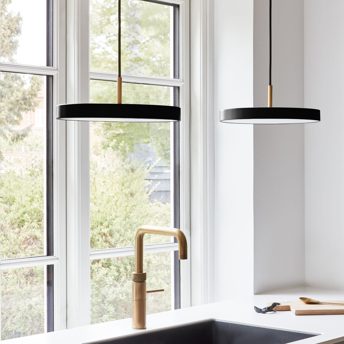 Asteria pendel, sort og messing • UMAGE - Copenhagenhomedesign