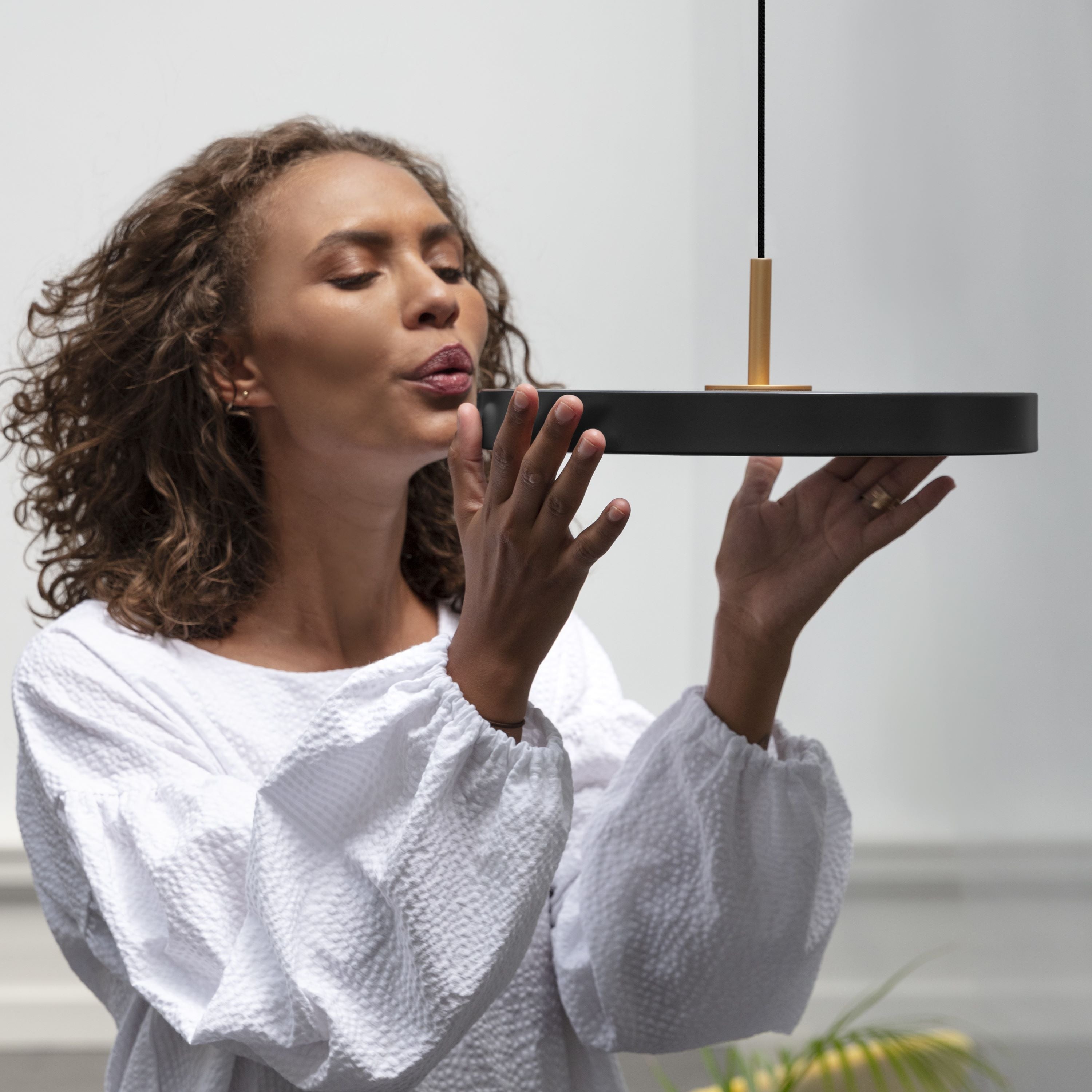 Asteria pendel, sort og messing • UMAGE