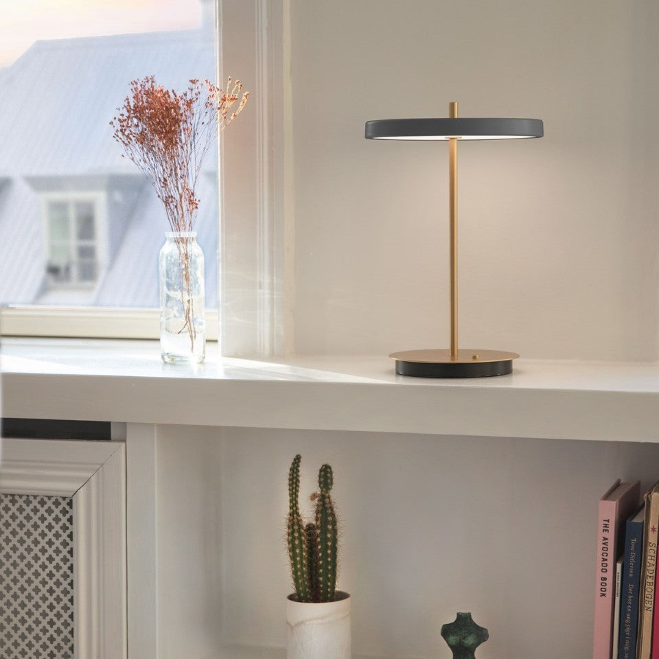 Asteria Move portable bordlampe, grå og messing • UMAGE