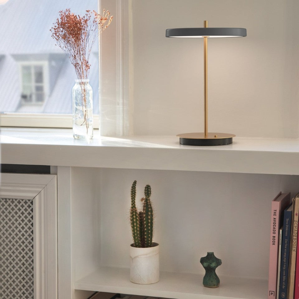 Asteria Move portable bordlampe, grå og messing • UMAGE
