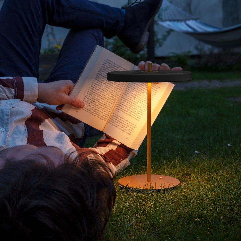 Asteria Move portable bordlampe, grå og messing • UMAGE