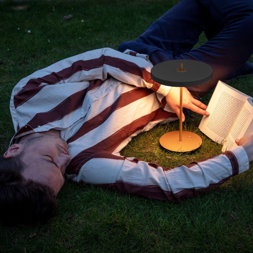 Asteria Move portable bordlampe, grå og messing • UMAGE