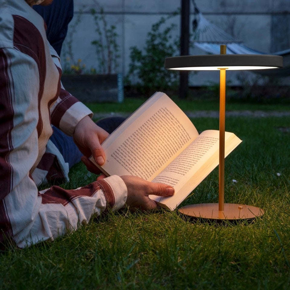 Asteria Move portable bordlampe, grå og messing • UMAGE