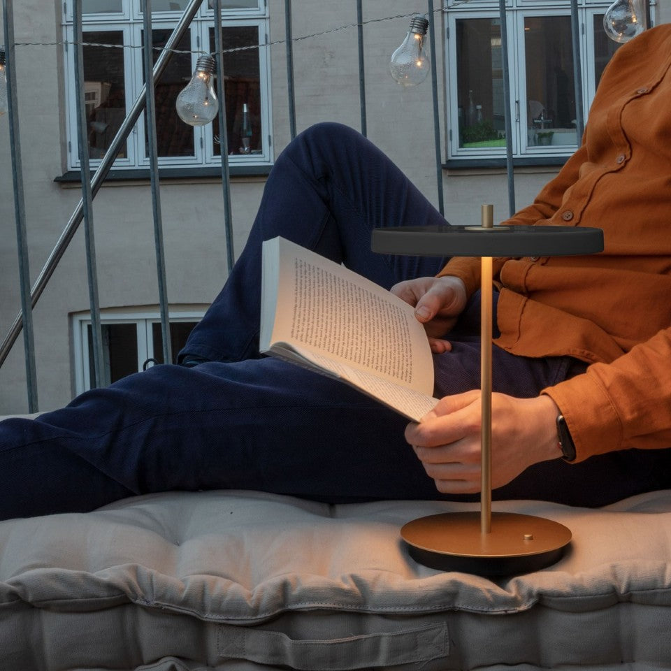 Asteria Move portable bordlampe, grå og messing • UMAGE
