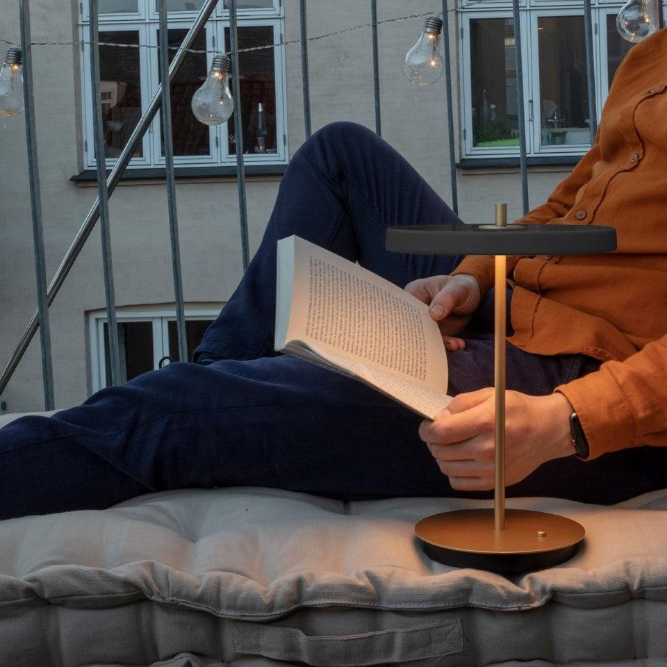 Asteria Move portable bordlampe, grå og messing • UMAGE
