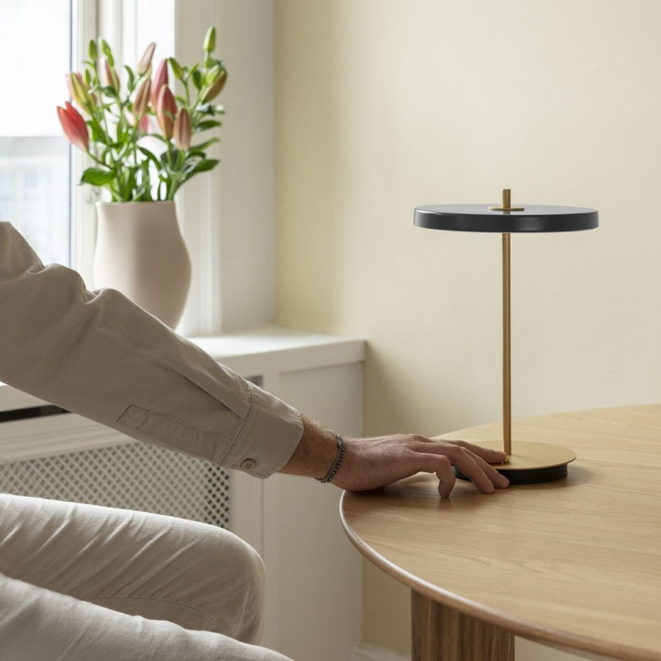 Asteria Move portable bordlampe, grå og messing • UMAGE