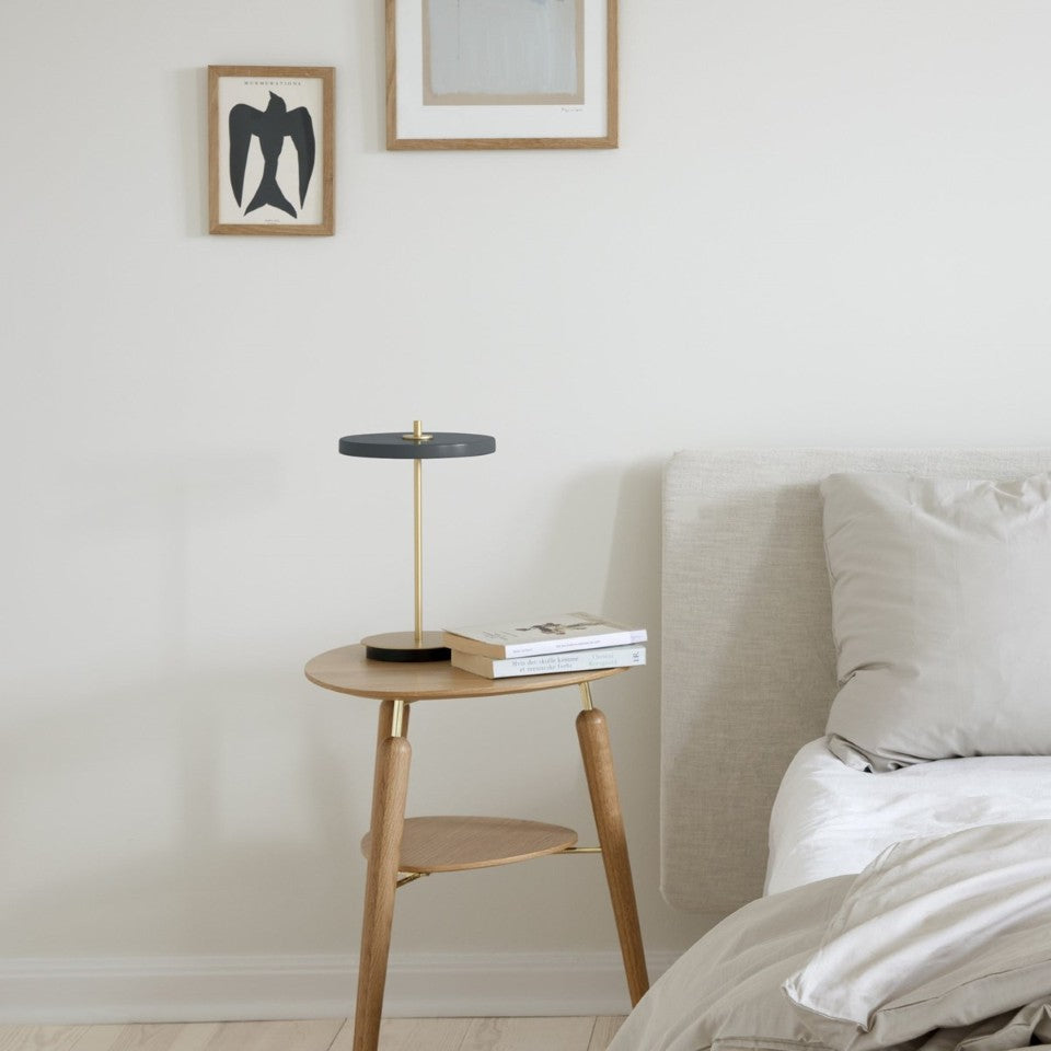Asteria Move portable bordlampe, grå og messing • UMAGE