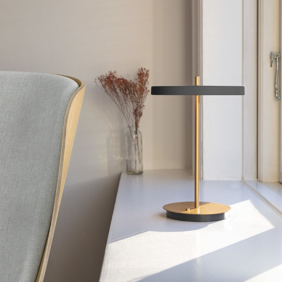 Asteria Move portable bordlampe, grå og messing • UMAGE