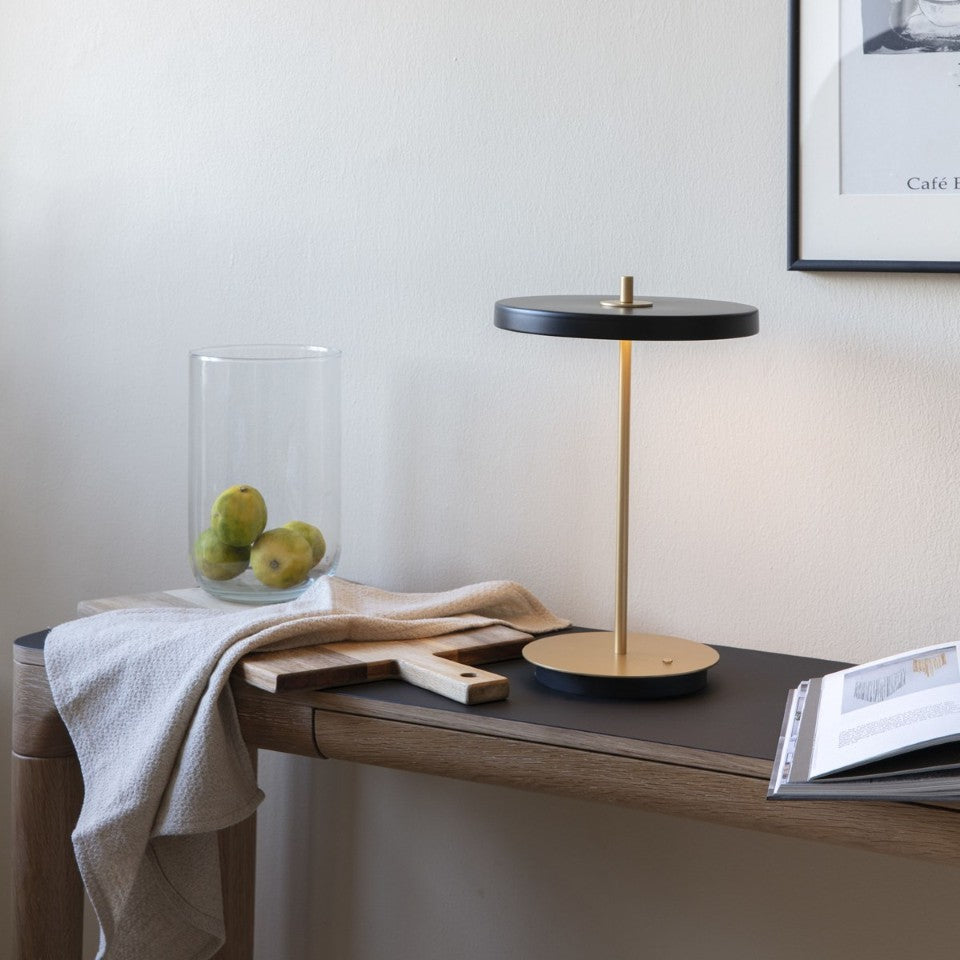 Asteria Move portable bordlampe, sort og messing • UMAGE
