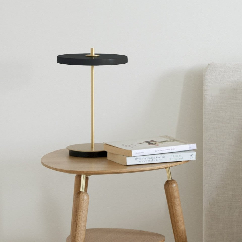 Asteria Move portable bordlampe, sort og messing • UMAGE