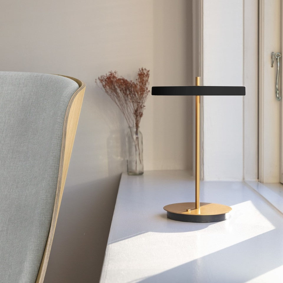 Asteria Move portable bordlampe, sort og messing • UMAGE