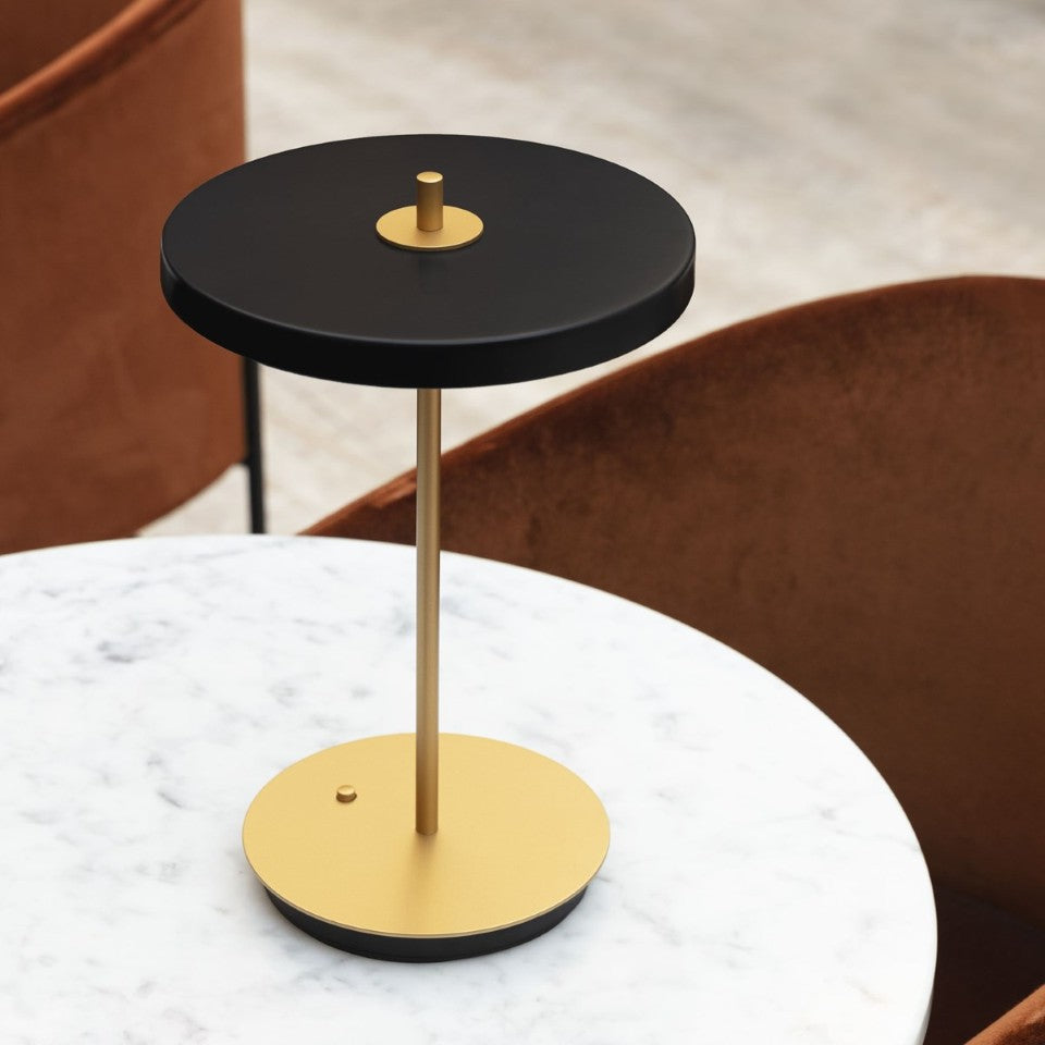Asteria Move portable bordlampe, sort og messing • UMAGE