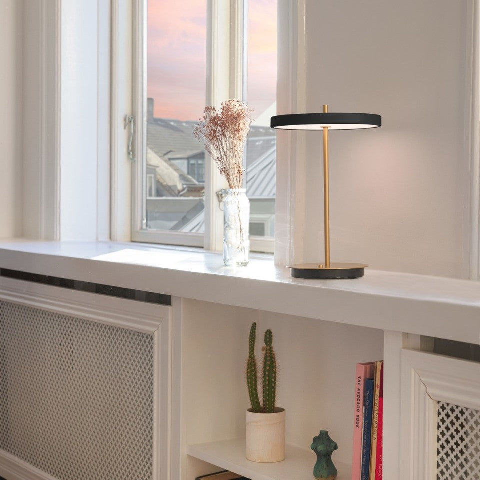 Asteria Move portable bordlampe, sort og messing • UMAGE