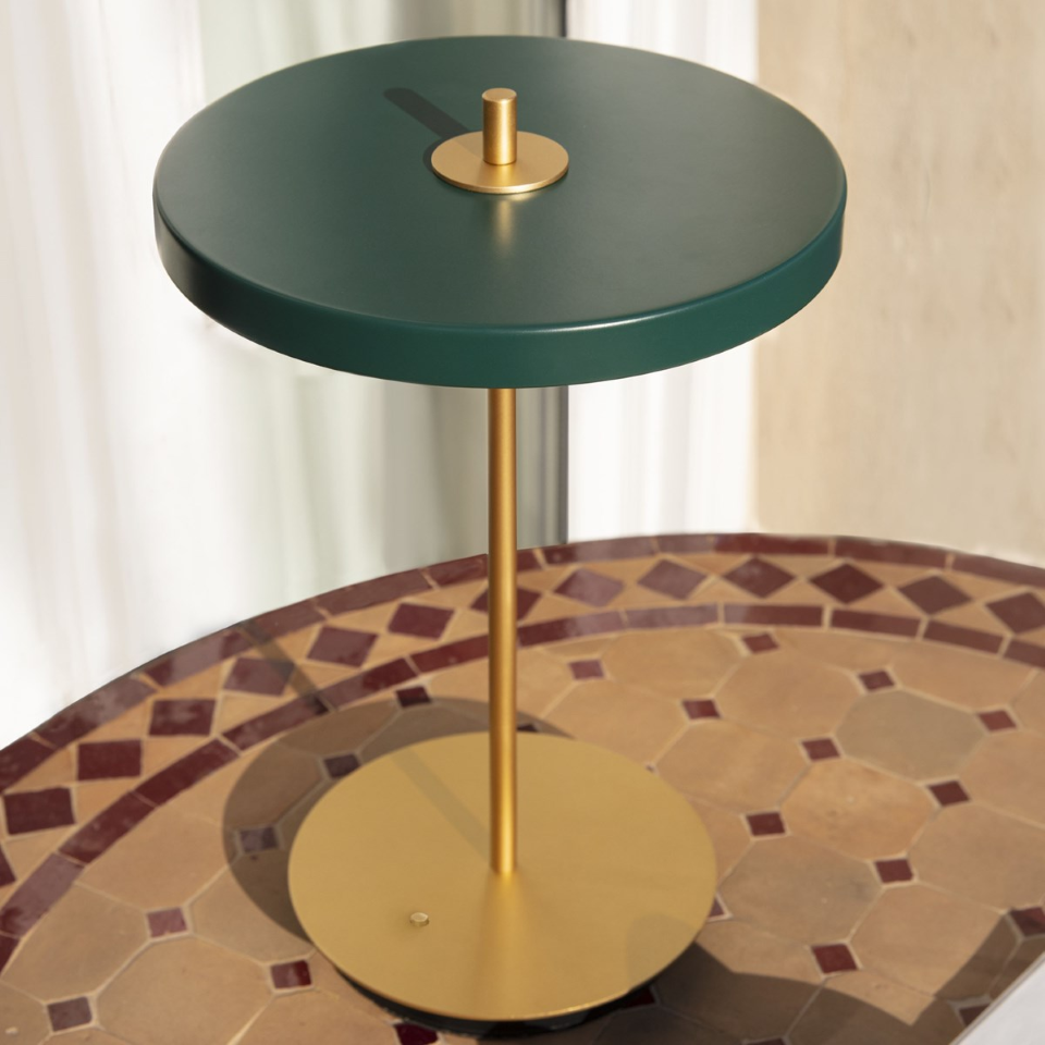 Asteria Move portable bordlampe, grøn og messing • UMAGE