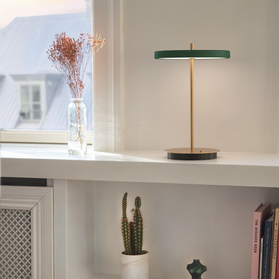 Asteria Move portable bordlampe, grøn og messing • UMAGE