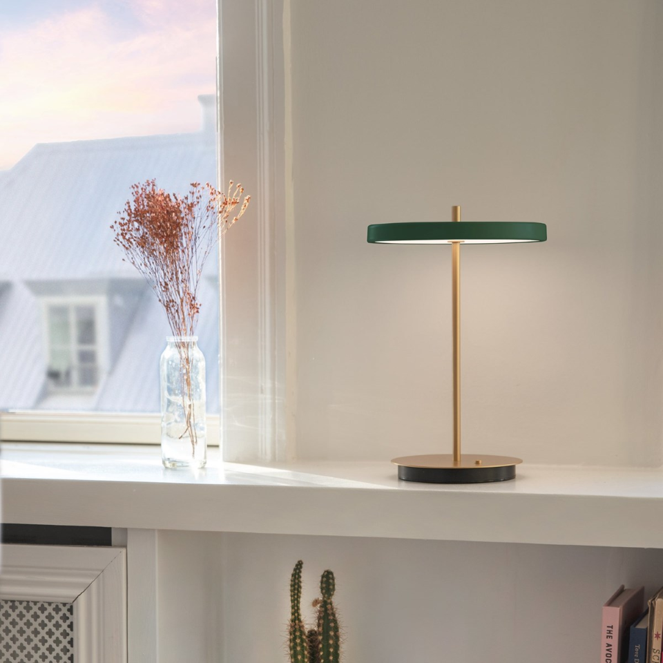 Asteria Move portable bordlampe, grøn og messing • UMAGE