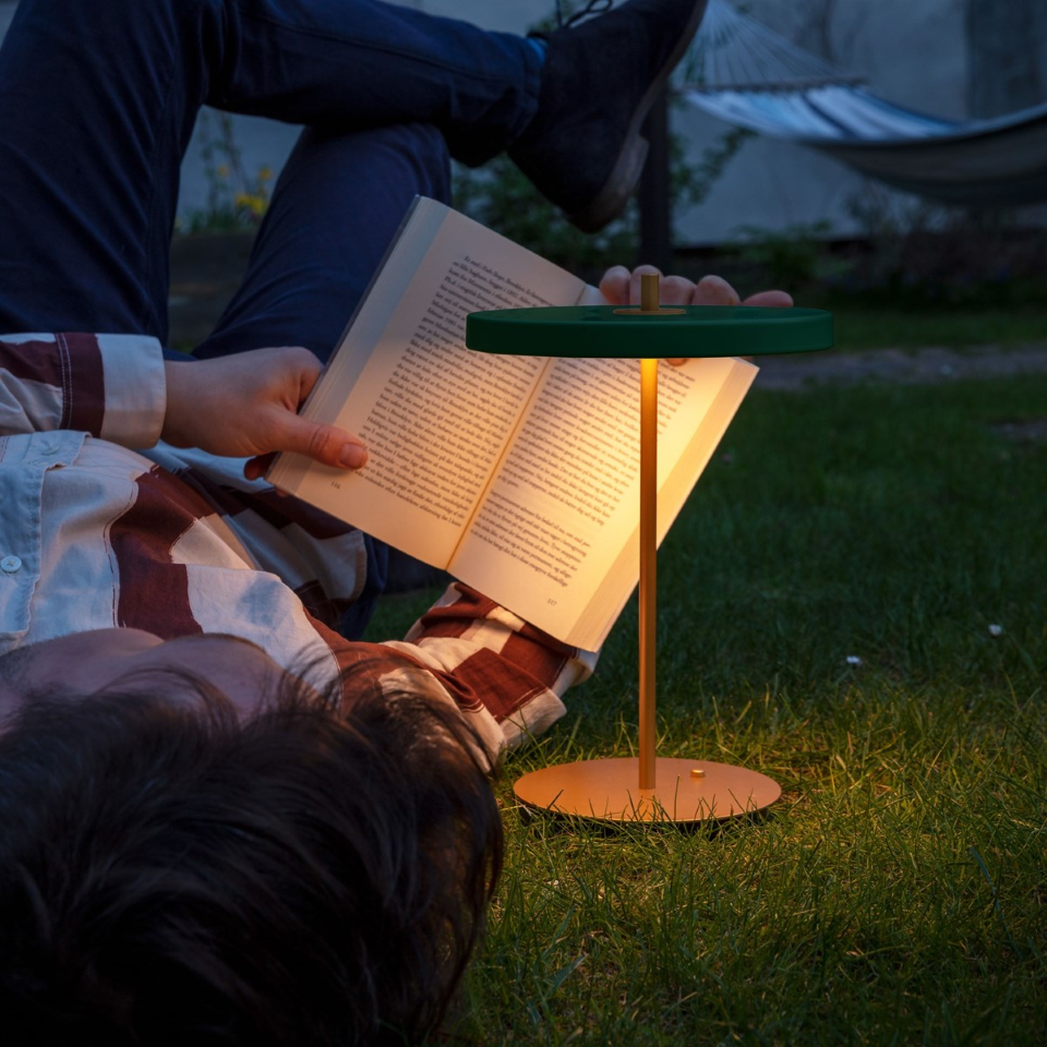 Asteria Move portable bordlampe, grøn og messing • UMAGE