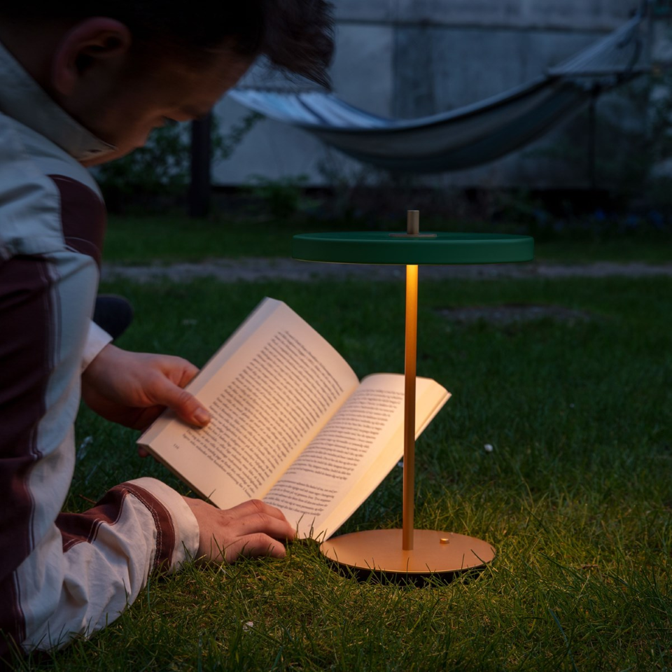 Asteria Move portable bordlampe, grøn og messing • UMAGE