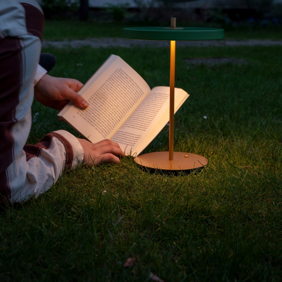 Asteria Move portable bordlampe, grøn og messing • UMAGE