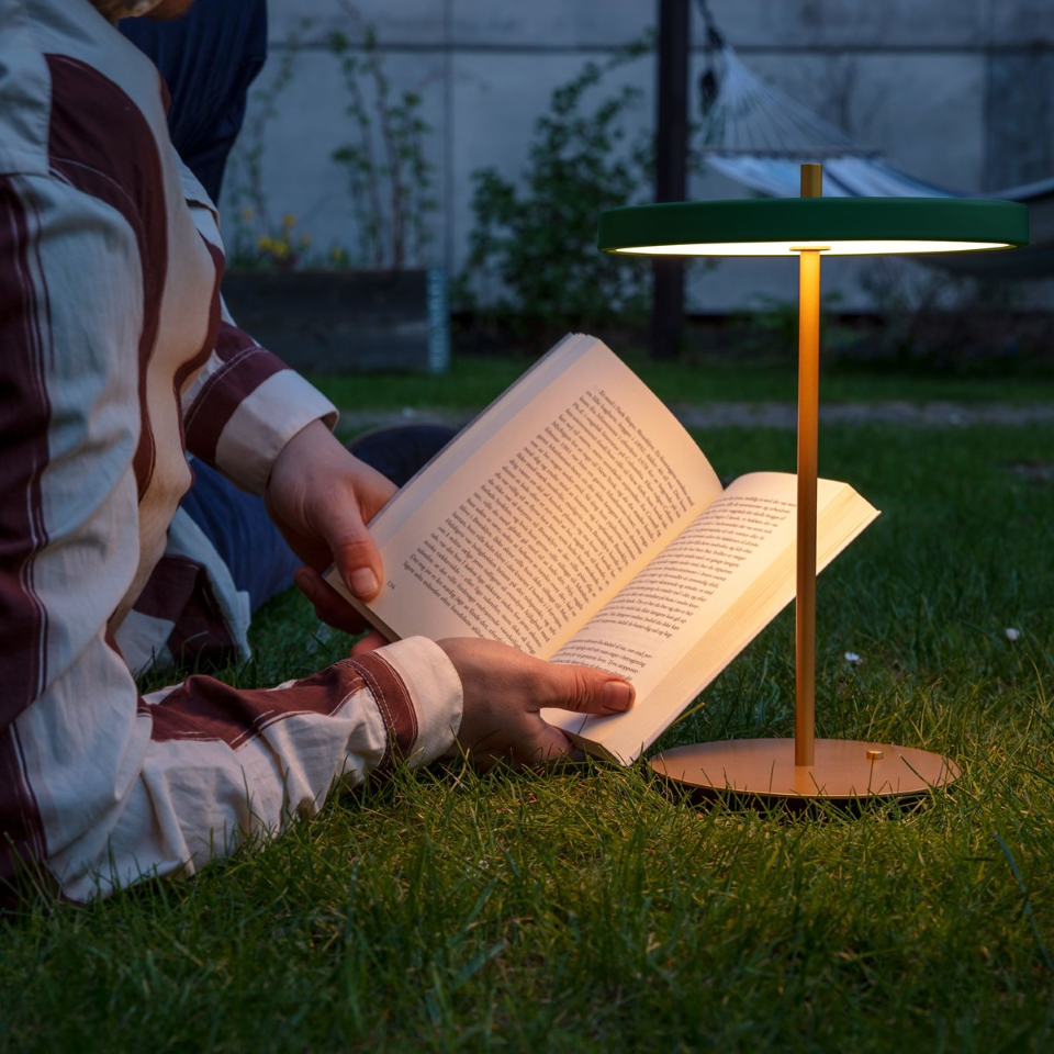 Asteria Move portable bordlampe, grøn og messing • UMAGE