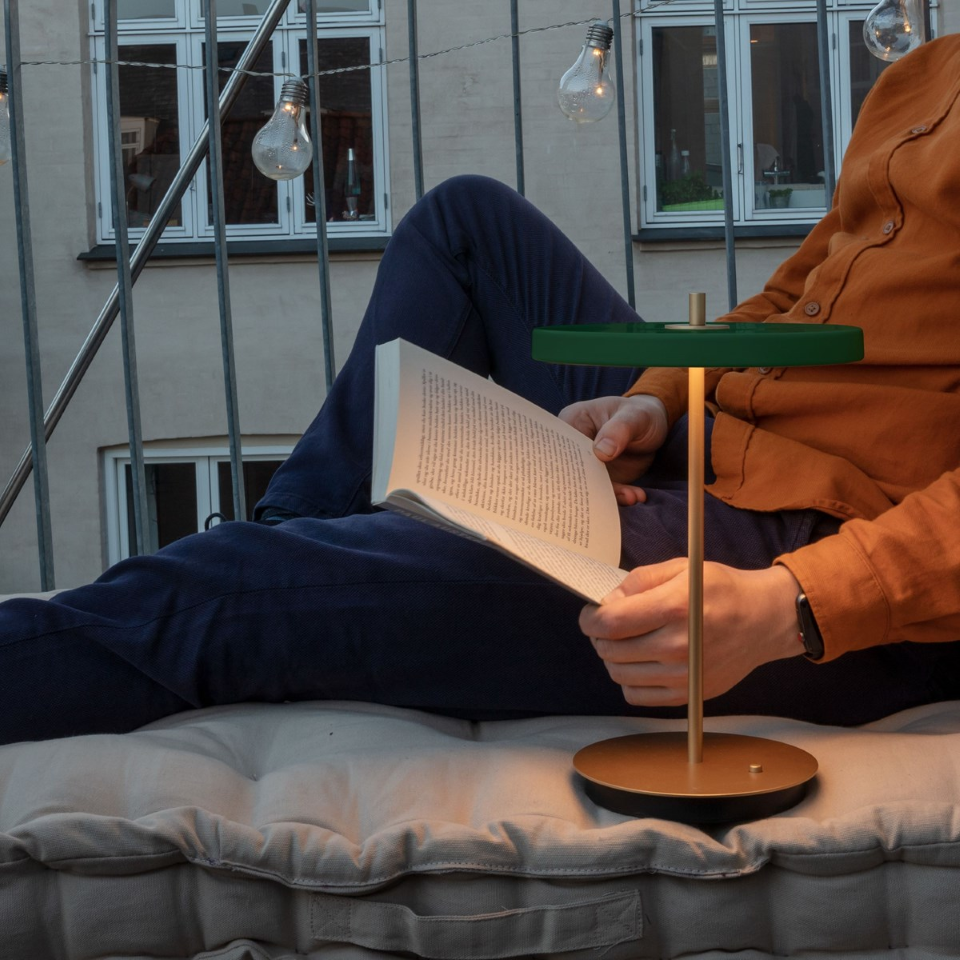 Asteria Move portable bordlampe, grøn og messing • UMAGE