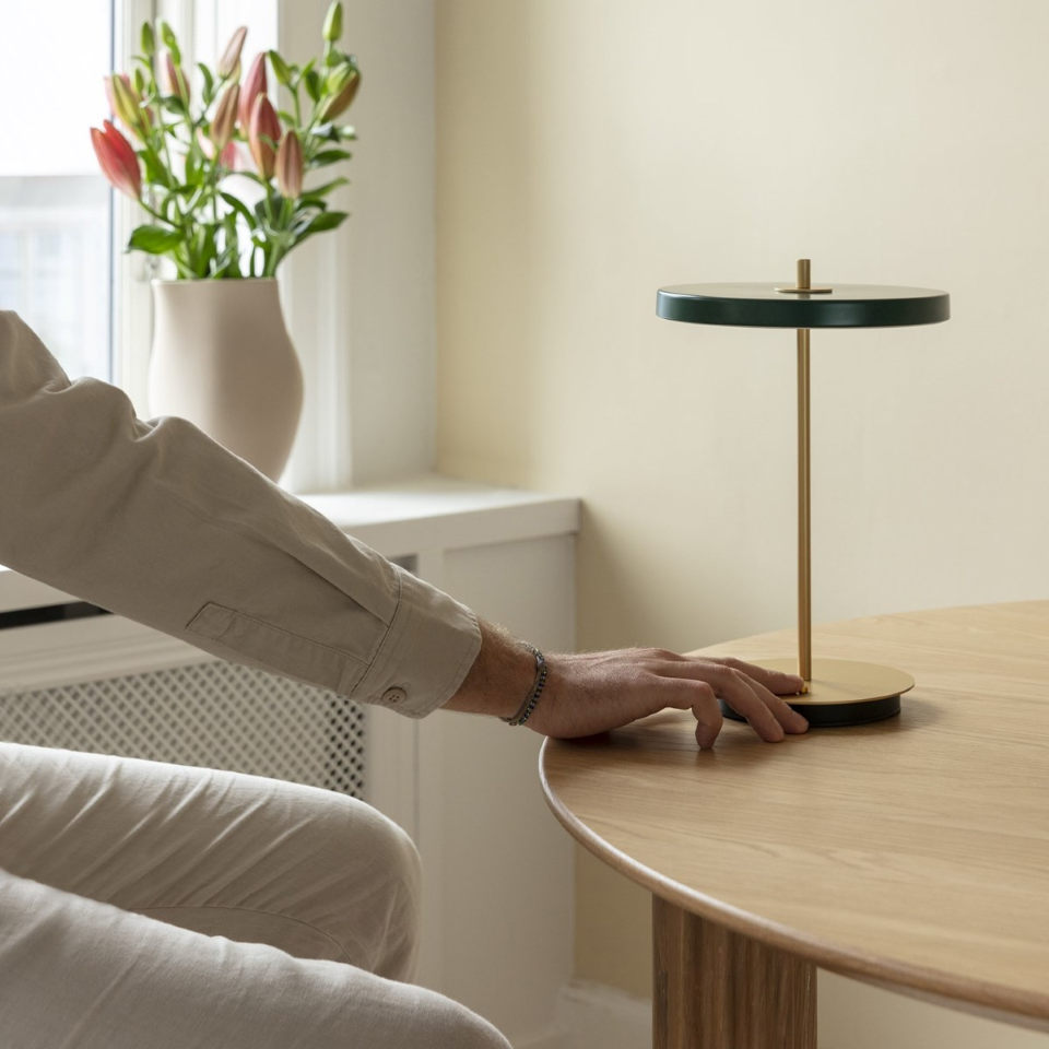 Asteria Move portable bordlampe, grøn og messing • UMAGE