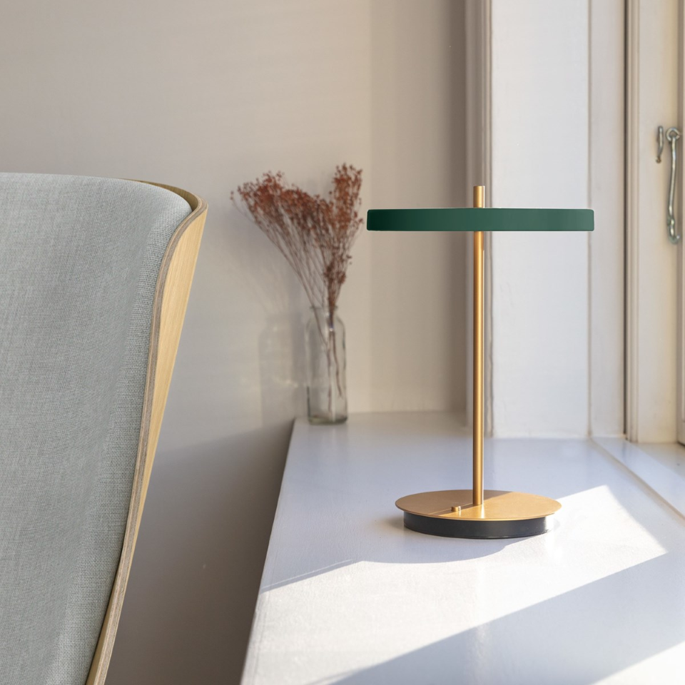 Asteria Move portable bordlampe, grøn og messing • UMAGE