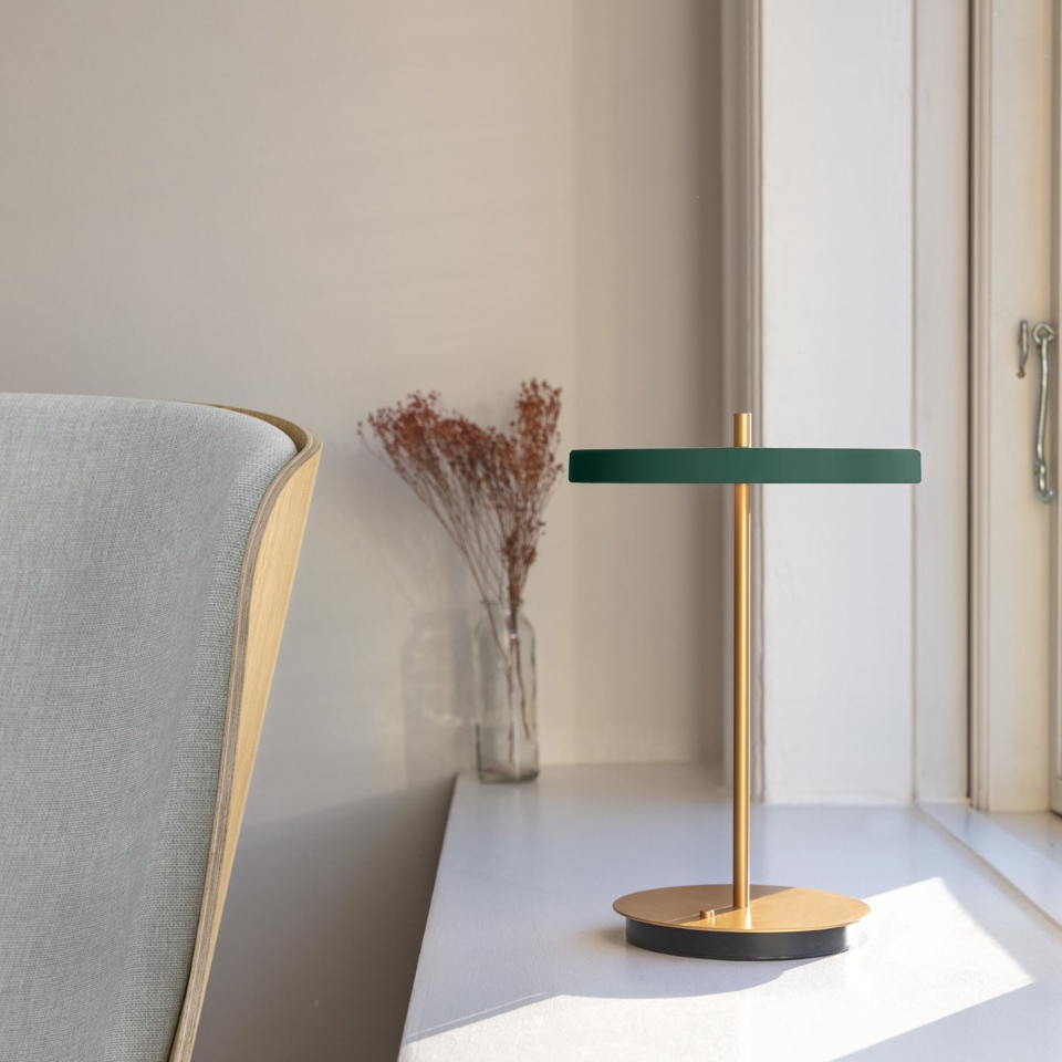 Asteria Move portable bordlampe, grøn og messing • UMAGE