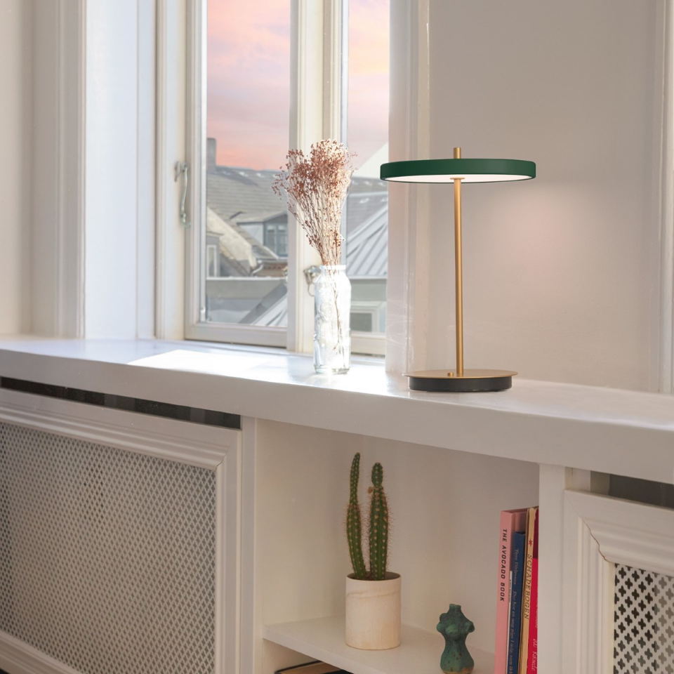 Asteria Move portable bordlampe, grøn og messing • UMAGE