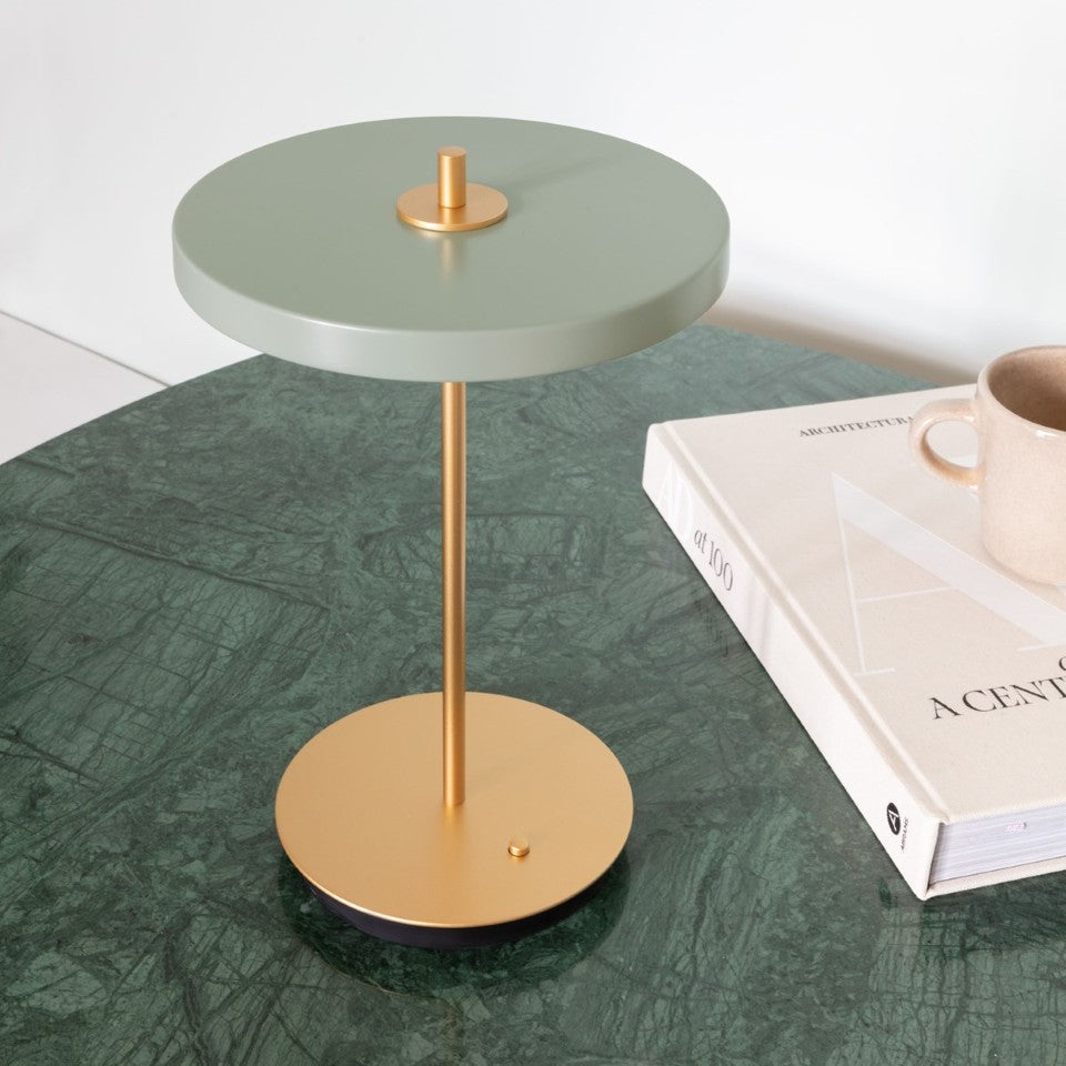 Asteria Move portable bordlampe, oliven og messing • UMAGE