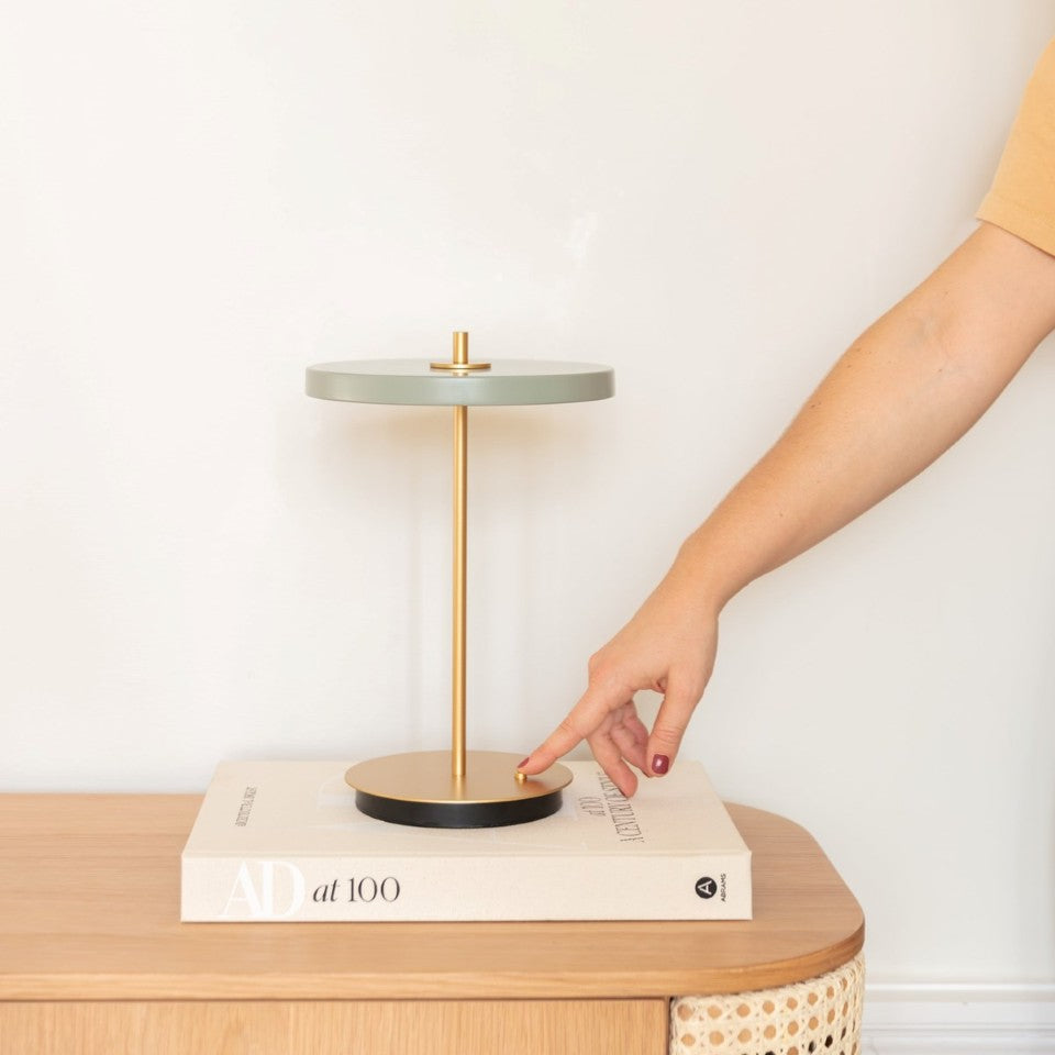 Asteria Move portable bordlampe, oliven og messing • UMAGE