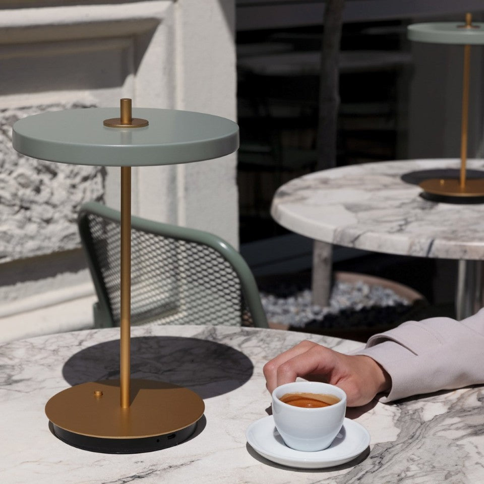 Asteria Move portable bordlampe, oliven og messing • UMAGE