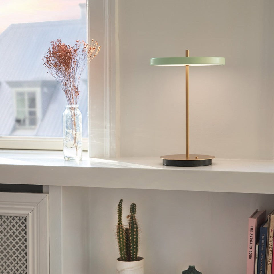 Asteria Move portable bordlampe, oliven og messing • UMAGE