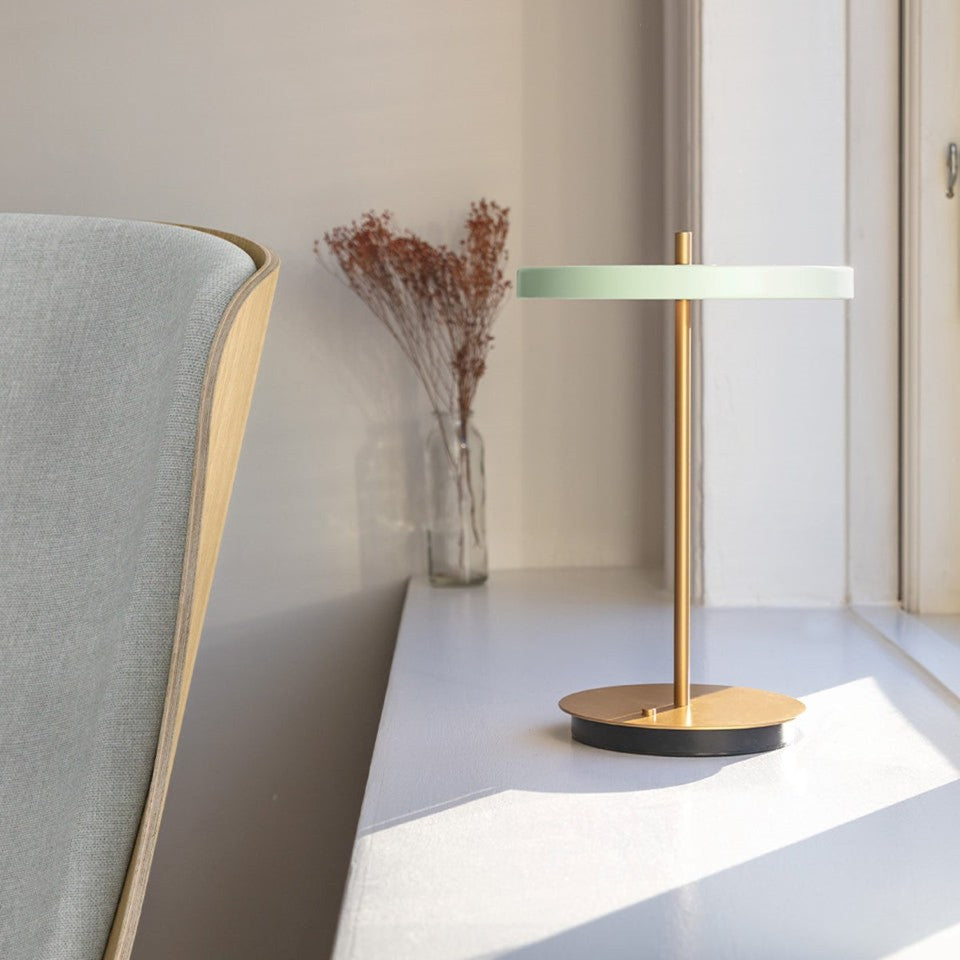Asteria Move portable bordlampe, oliven og messing • UMAGE