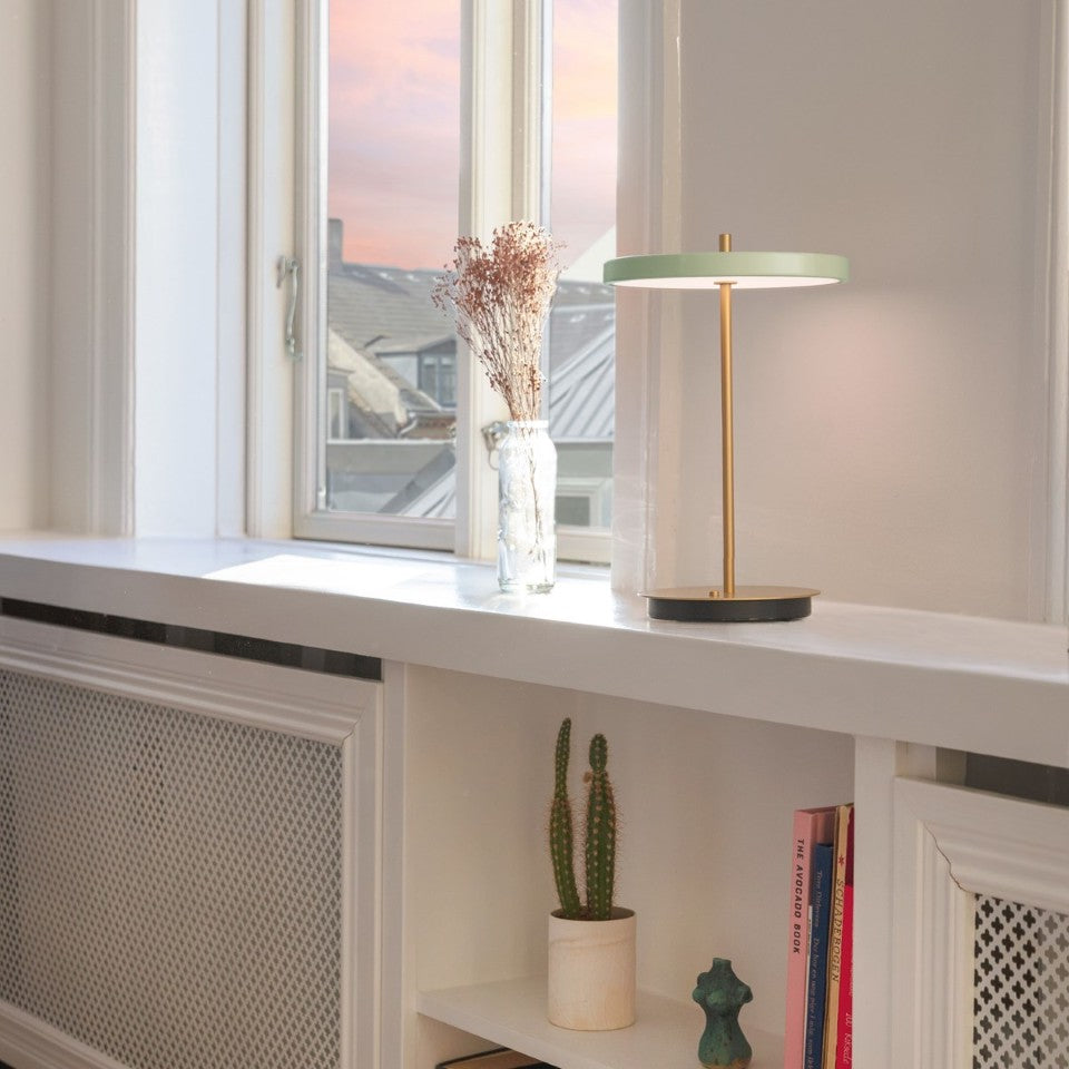 Asteria Move portable bordlampe, oliven og messing • UMAGE
