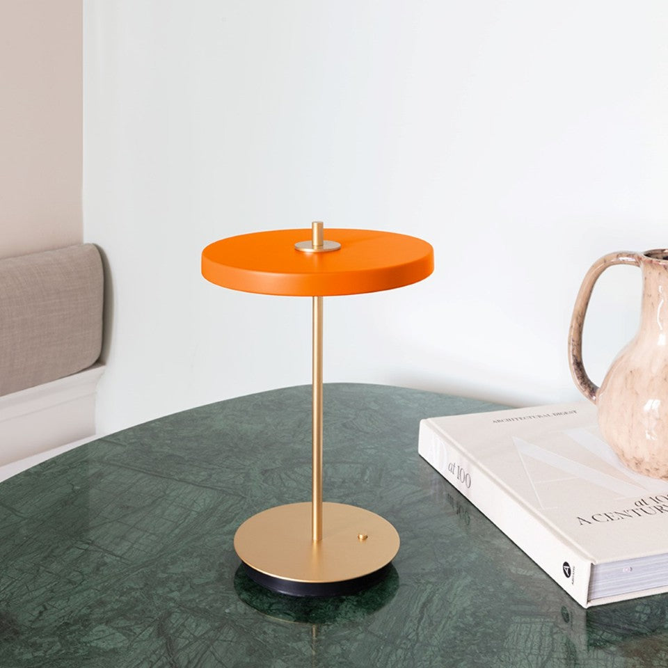 Asteria Move portable bordlampe, orange og messing • UMAGE